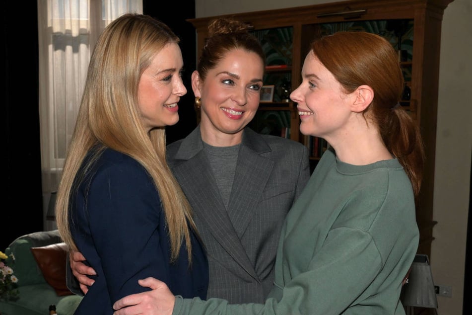 Jessica (l.) wird bei den Hochzeitsvorbereitungen von Nina (M.) und Toni unterstützt.