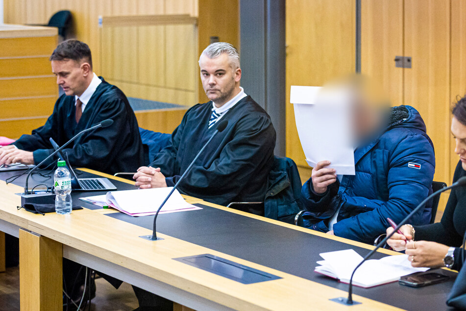 Der 28-jährige Angeklagte (r.) steht in Braunschweig wegen Totschlags vor Gericht.