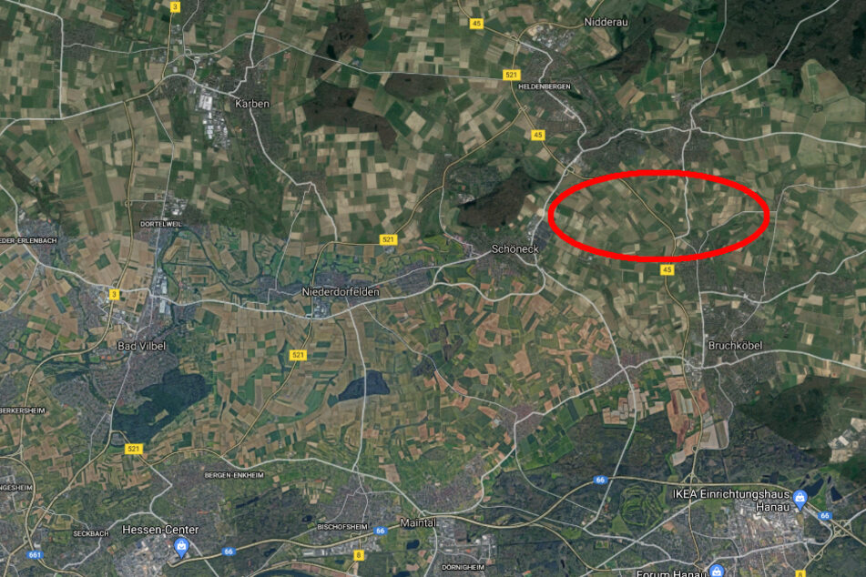 Der Unfall passierte gegen 18.30 Uhr auf der Bundesstraße 45 zwischen Nidderau-Windecken und Bruchköbel-Roßdorf im Main-Kinzig-Kreis.
