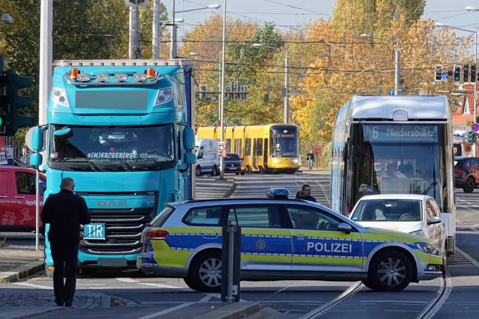 Oberleitungen abgerissen: Unfall sorgt in Dresden für Verkehrseinschränkungen