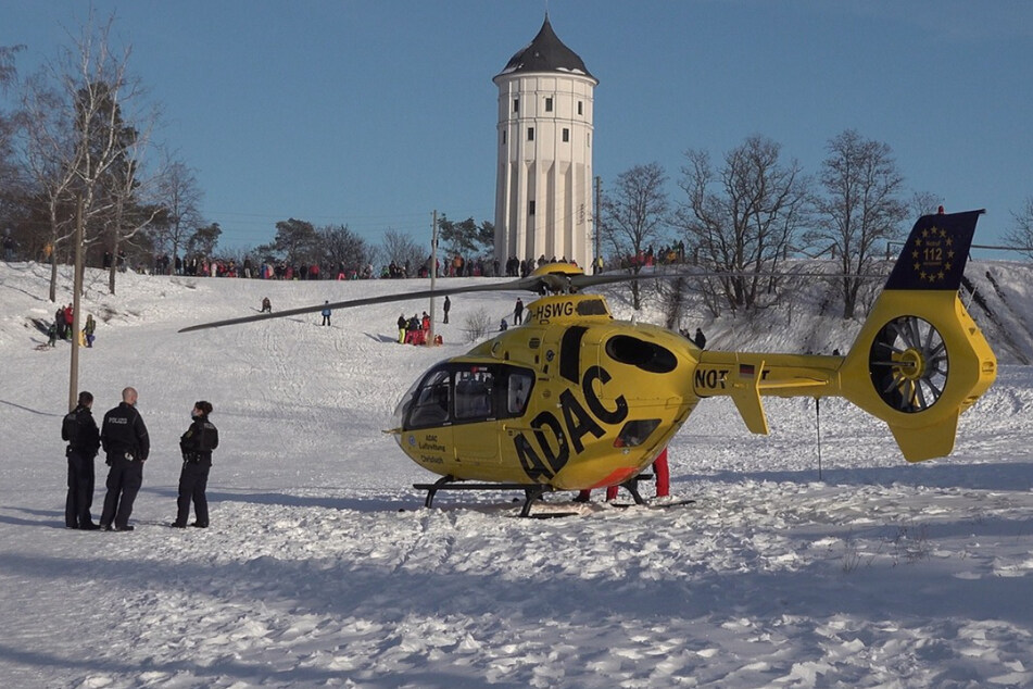 Hubschrauber im Einsatz: 12-jähriger Junge bei Rodelunfall verletzt