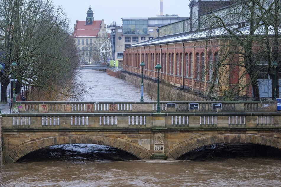 An Heiligabend stieg der Fluss Chemnitz heftig an - mittlerweile hat sich die Lage entspannt.