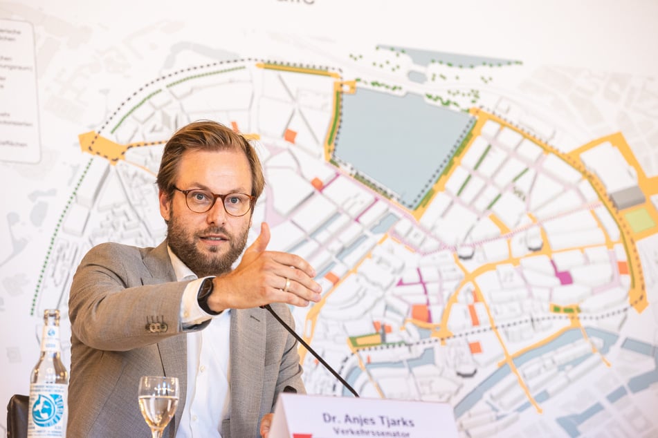 Hamburgs Senator für Verkehr und Mobilitätswende, Anjes Tjarks (Grüne), informiert über den Stand der Planungen zum Projekt auf dem Weg zur autoarmen Innenstadt.