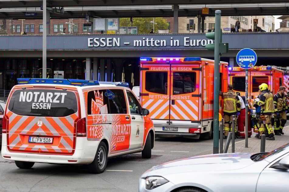 Einsatzkräfte von Feuerwehr und Rettungsdienst waren am Essener Hauptbahnhof im Einsatz.