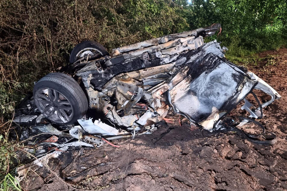 Der Wagen riss bei dem Aufprall in zwei Stücke und ging in Flammen auf.