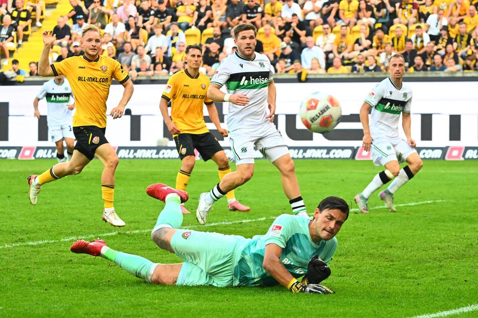 Bitter! Dynamo-Keeper Tim Schreiber (23) fällt wegen einer Handverletzung aus.