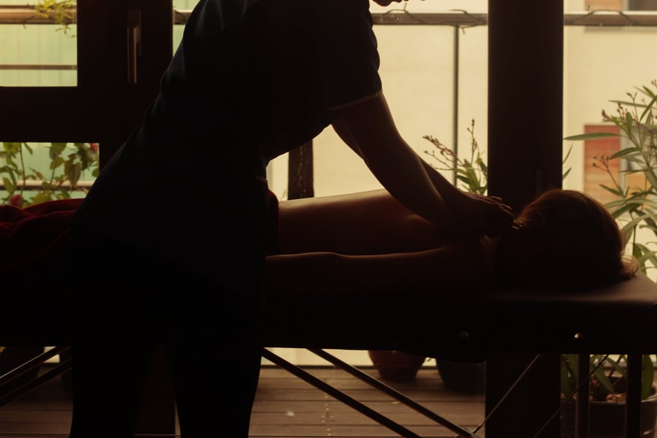 Lockvogel kriegt Sex-Angebot in Massagesalon, dann klicken die Handschellen