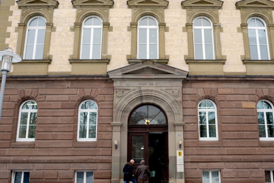 Der Angeklagte befindet sich seit August letzten Jahres in Untersuchungshaft. Die Staatsanwaltschaft hat nun Anklage erhoben.
