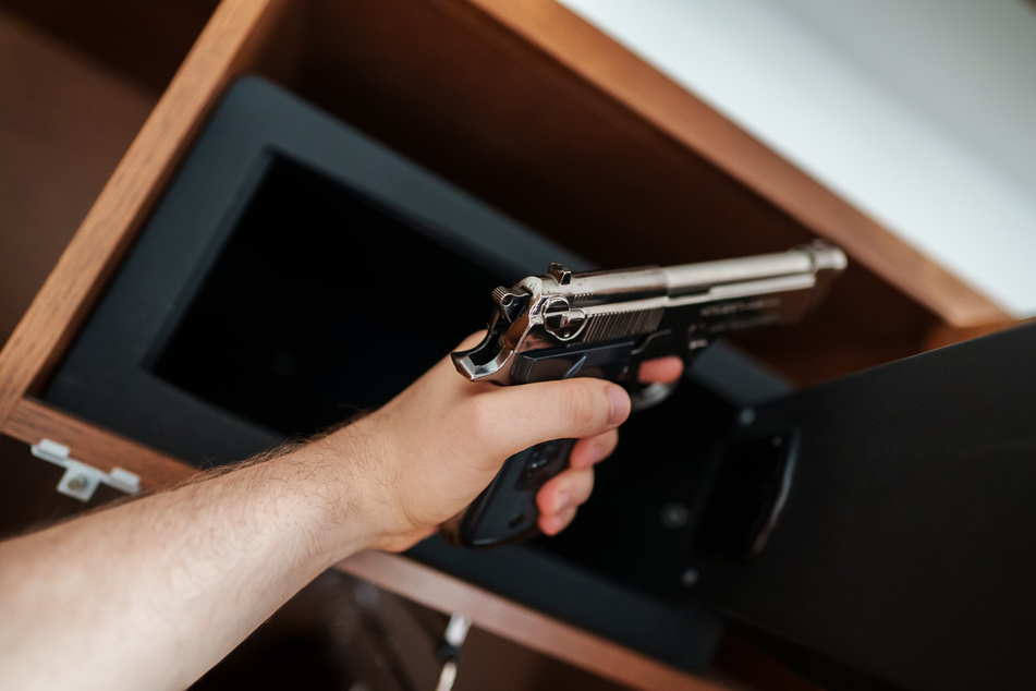 Schusswaffen müssen sicher aufbewahrt werden: Am besten in einem verschlossenen Safe oder Waffenschrank.