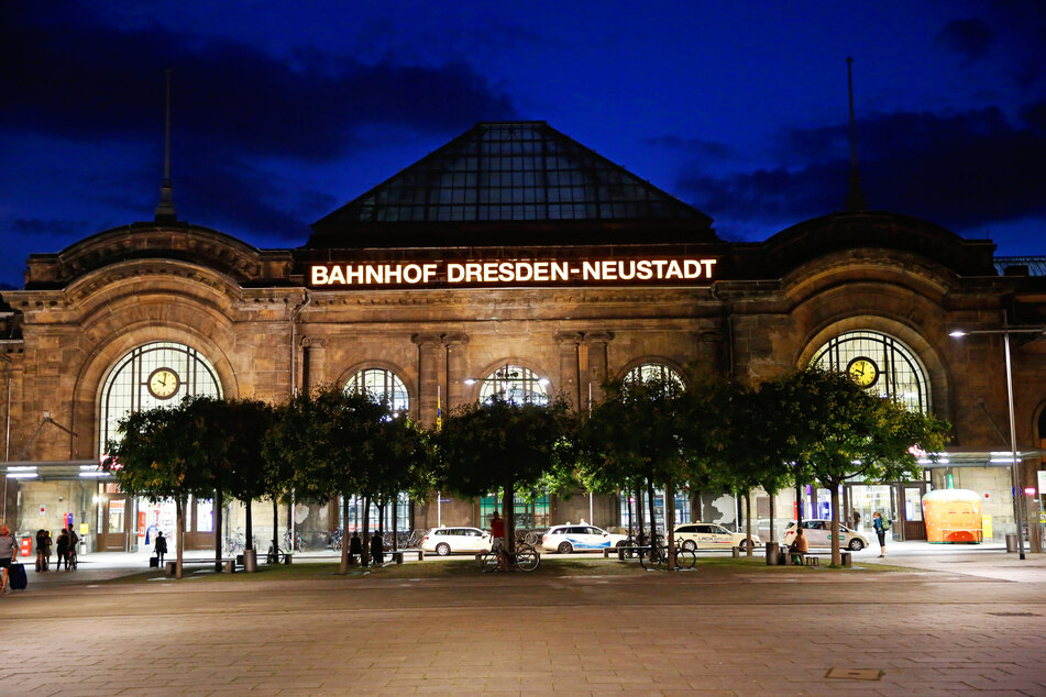 Der Bahnhof Neustadt war am heutigen Freitagabend für etwa 90 Minuten voll gesperrt.