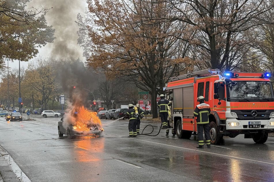 Am Freitag ging ein Auto in Hamburg in Flammen auf und stand in Vollbrand.