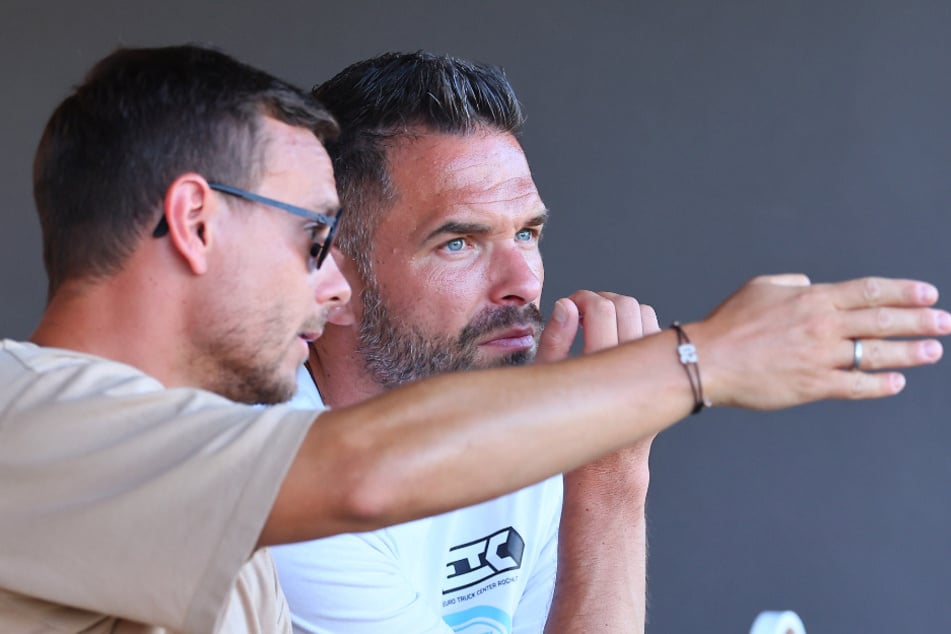 Schauen genau hin: Sportchef Chris Löwe (37, l.) und Trainer Benjamin Duda (38).
