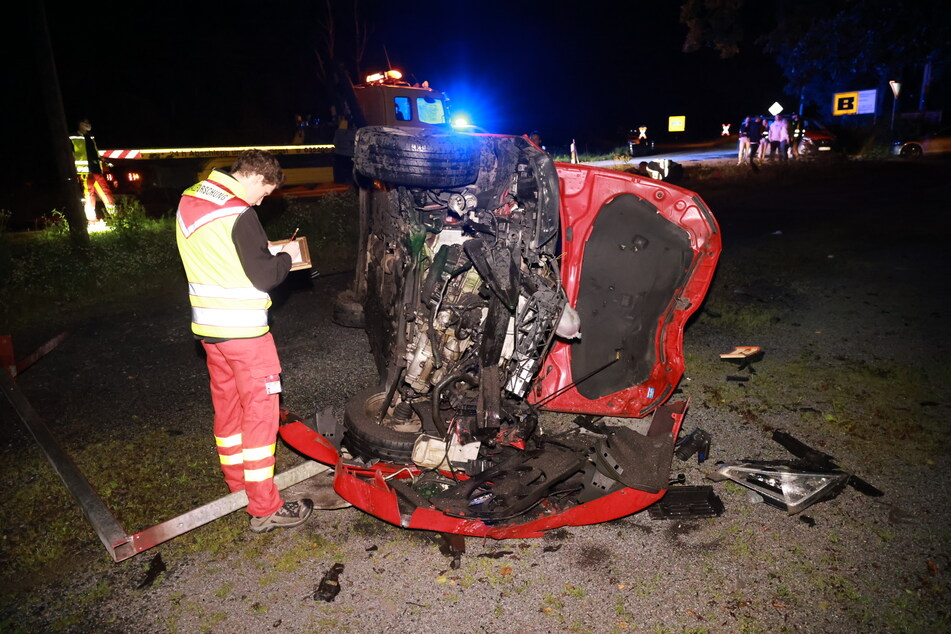 Das Auto landete auf der Seite und bekam bei dem Unfall erhebliche Schäden ab.