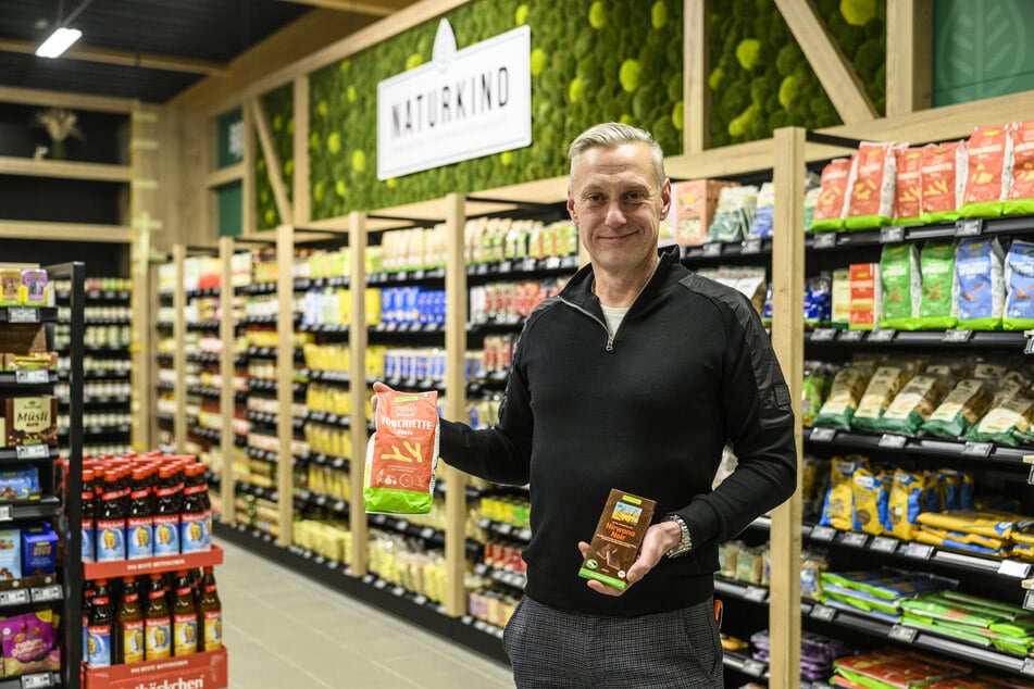 Marktchef Armin Fiedler (46) freut sich riesig über seinen neuen Markt. Er konnte die Produktpalette verdoppeln.