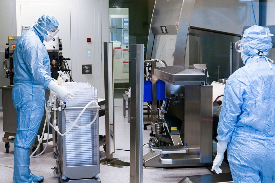 In Schutzanzügen sind Mitarbeiter im Werk des Impfstoffherstellers IDT Biologika in Dessau-Roßlau in der Wirkstoffherstellung beschäftigt. Bald kommt neue Arbeit auf sie zu.