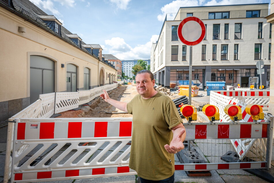 Lars Höppe (44) ist genervt, weil sich vor seiner Bar "Ponytail" eine große Baustelle befindet.