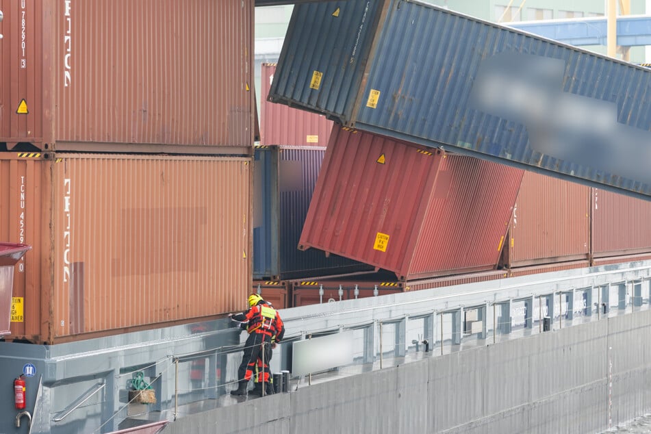 Durch den Aufprall wurden mehrere Container verschoben.