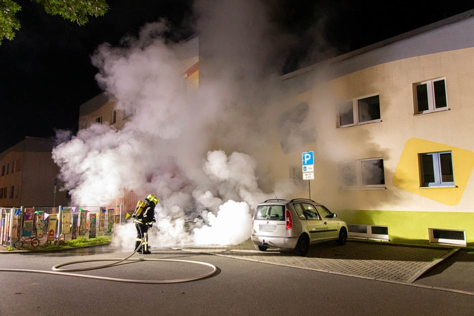 Brandstiftung in der Zwönitzer Lessingstraße: In der Nacht zu Dienstag fackelte ein Mazda ab.