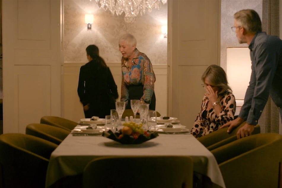 Renate Scholz (2.v.l.) ist tief ergriffen von Richard Steinkamps Gesundheitszustand.