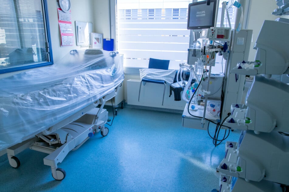 Beatmungsgeräte und Überwachungstechnik stehen in einem Zimmer der Intensivstation in der Schweriner Helios-Klinik.