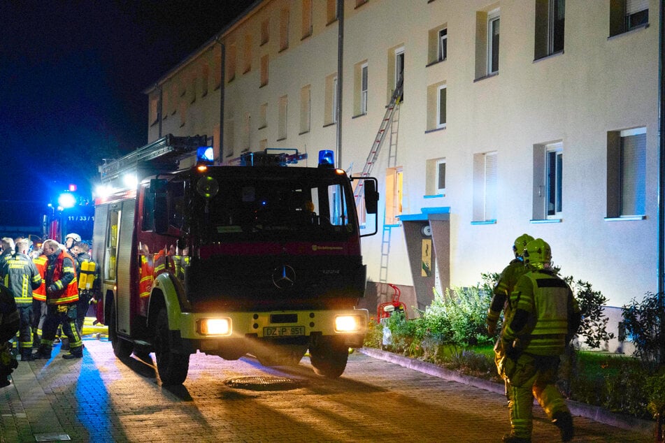 Bewohner des Mehrfamilienhauses mussten unter anderem mithilfe einer Leiter aus ihren Wohnungen gerettet werden.