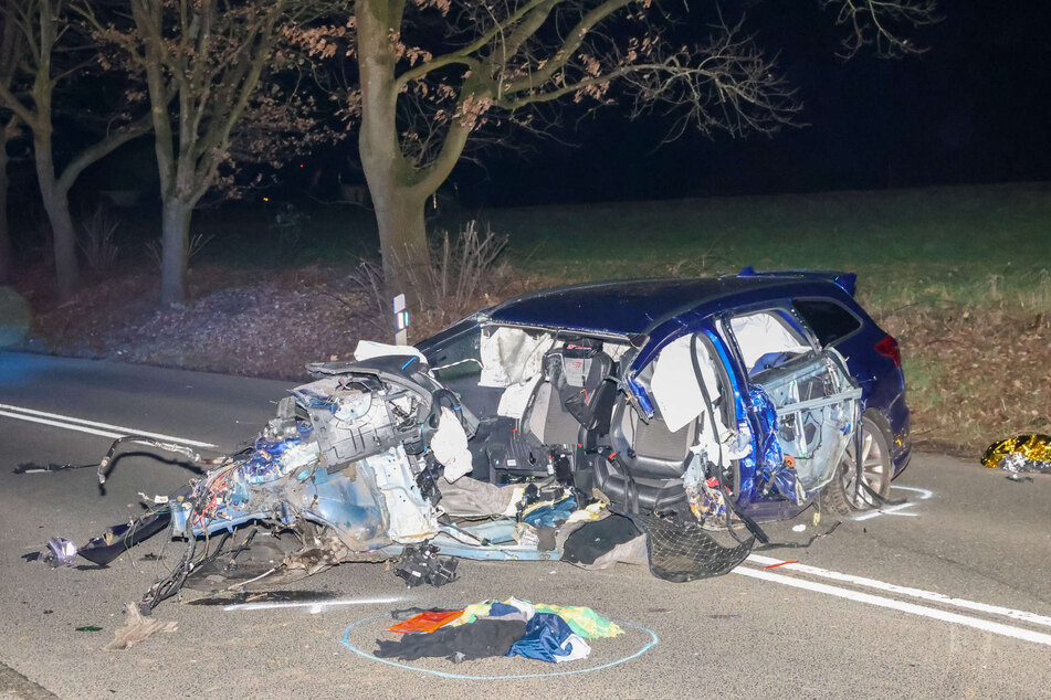 Der Wagen wurde bei dem Unfall in Solingen völlig zerstört.