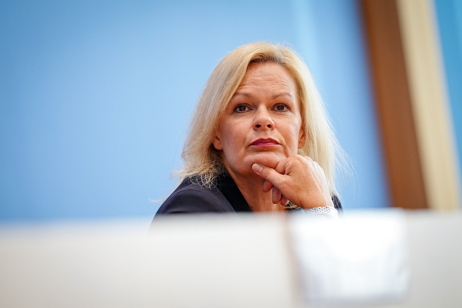 Nancy Faeser (52, SPD), Bundesministerin für Inneres und Heimat, spricht sich für ein Limit von Bargeldzahlungen aus, um "kriminelle Strukturen zu zerschlagen.