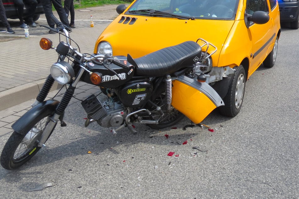Bei dem Crash hatte sich die Frontschürze des Renault in dem Moped verkeilt.