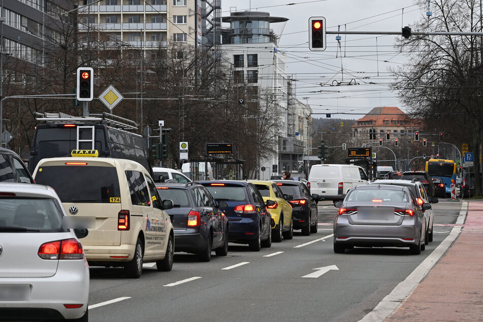 Die Brückenstraße Richtung Bahnhofstraße: Zu Stoßzeiten kommt es hier immer wieder zu Rückstaus. Blockierte Kreuzungen sind meist die Folge.