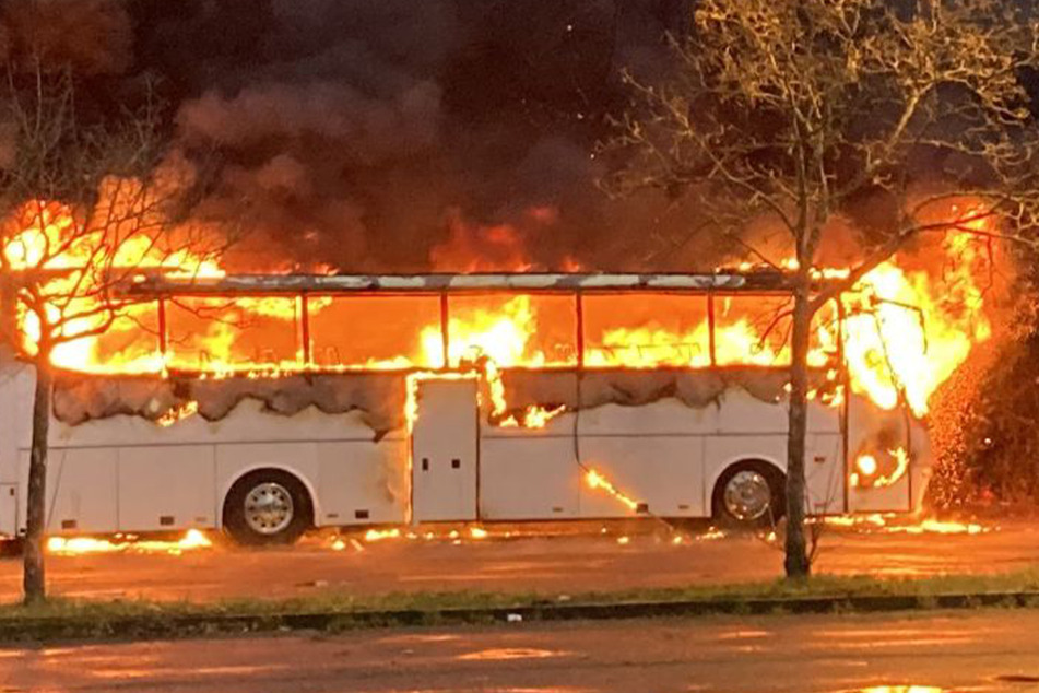 Frankfurt: Reisebus in Frankfurt brennt komplett aus: War es Brandstiftung?
