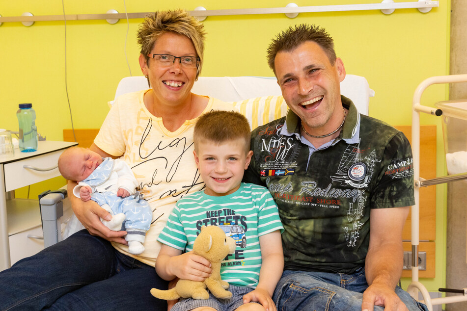 Familienglück: Mutter Karen (40) freut sich mit Vater Matthias (44) und Sohn Jakob (5) über ihr Baby Jonas.