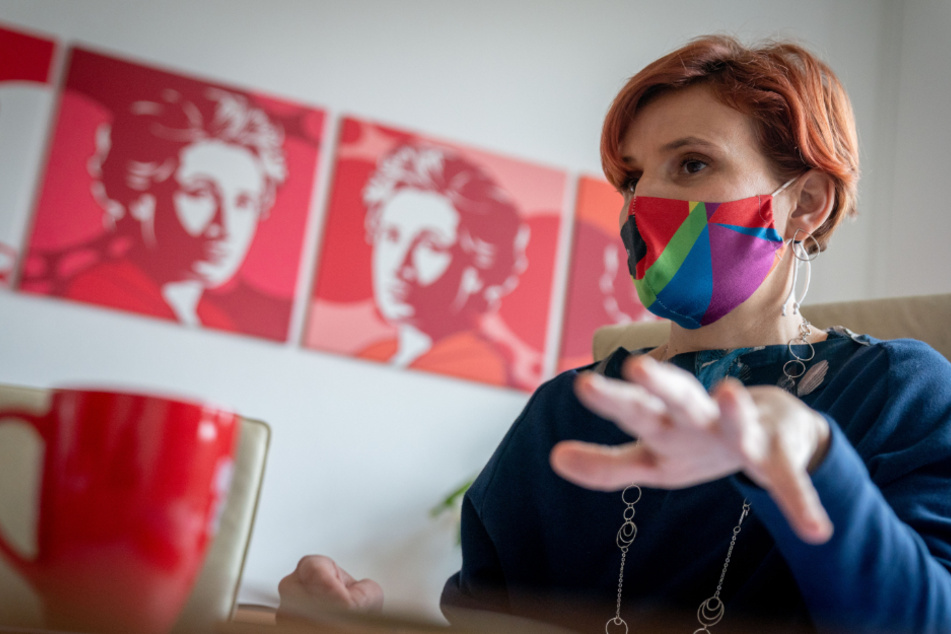 Katja Kipping spricht in einem Interview mit Journalisten in ihrem Büro in der Parteizentrale der Linken.