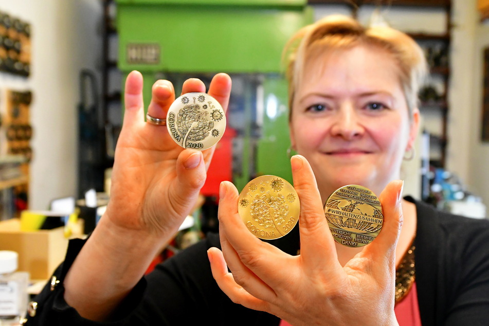 Bestes Handwerk: Katrin Burk (41) zeigt die drei Medaillenvarianten aus der Werkstatt ihres Vaters.