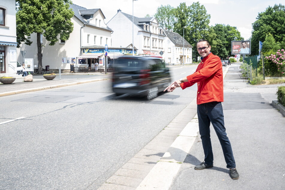 Andreas Marschner (40, CDU) freut sich, dass Siegmar mit einem Zebrastreifen für die Zwickauer Straße sicherer werden soll.