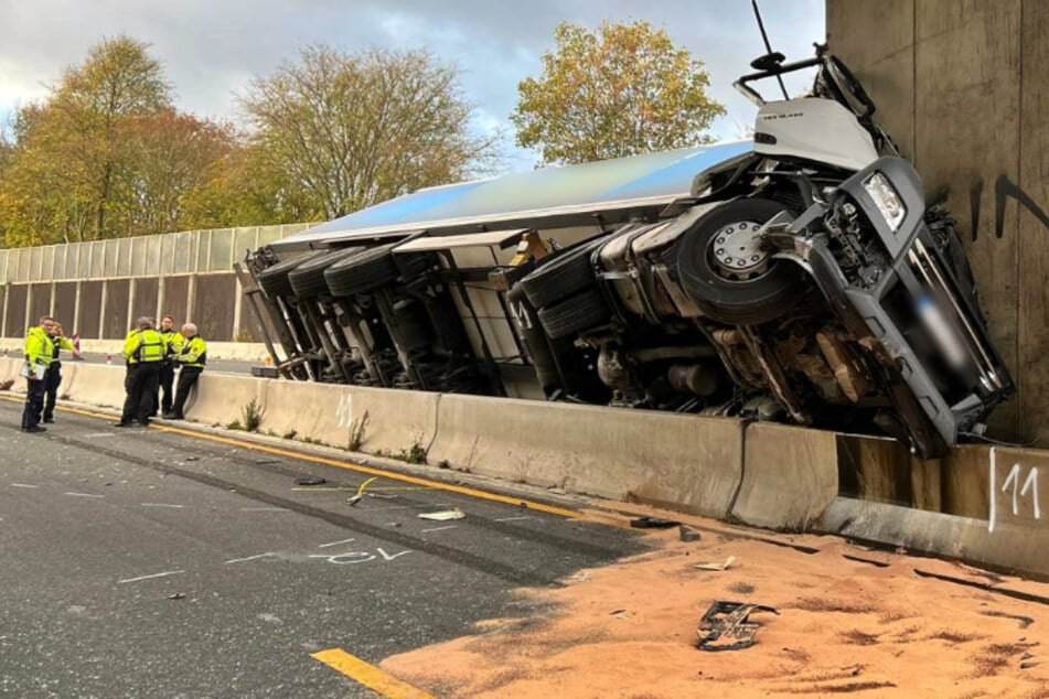 Unfall A46: Tragischer Unfall auf der A46: Lkw rast gegen Brückenpfeiler, Fahrer tot