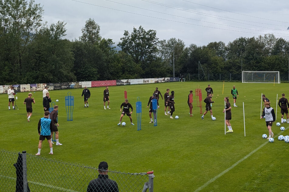 Trotz des Regenwetters geht es für den FC St. Pauli weiter mit dem Training.