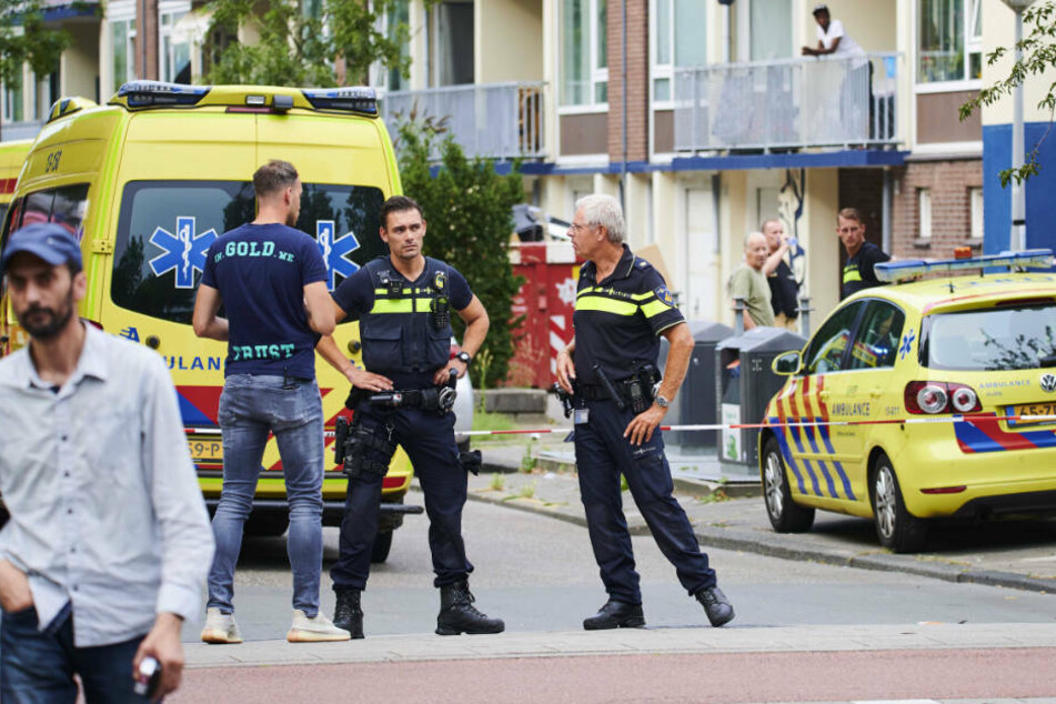 Polizisten und Krankenwagen stehen am Einsatzort. Beamte haben auf einen 23-jährigen deutschen Mann geschossen, der verwirrtes Verhalten zeigte und drohte, sich und die Polizei zu verletzen.