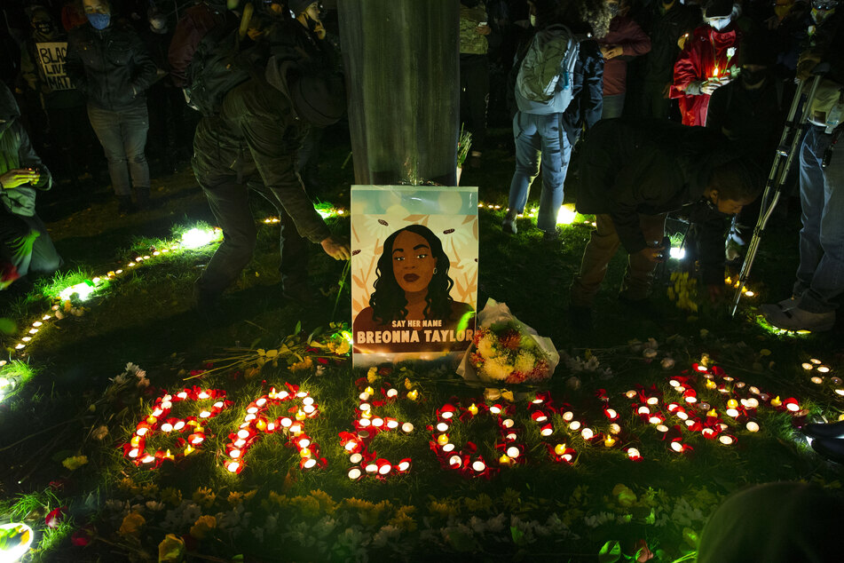 Brennde Kerzen bilden den Namen Breonna vor einem gezeichneten Bild das die schwarze Amerikanerin Breonna Taylor zeigt vor dem Bundesgerichtsgebäude.