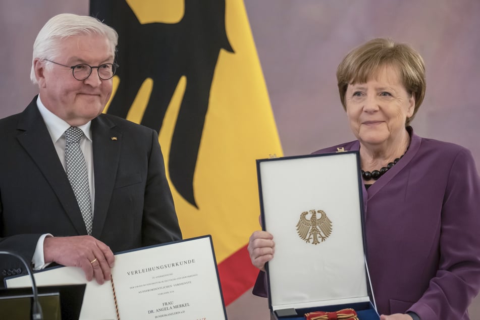 "Beispiellose Politikerin": Ex-Kanzlerin Merkel erhält Bundesverdienstkreuz!
