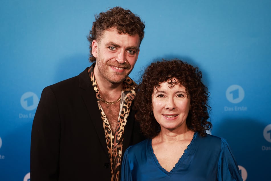 In der Sendung "Großstadtrevier" spielt Fiß "Nils", den Partner an der Seite von "Harry", die Schauspielerin Maria Ketikidou (59, r.) verkörpert.