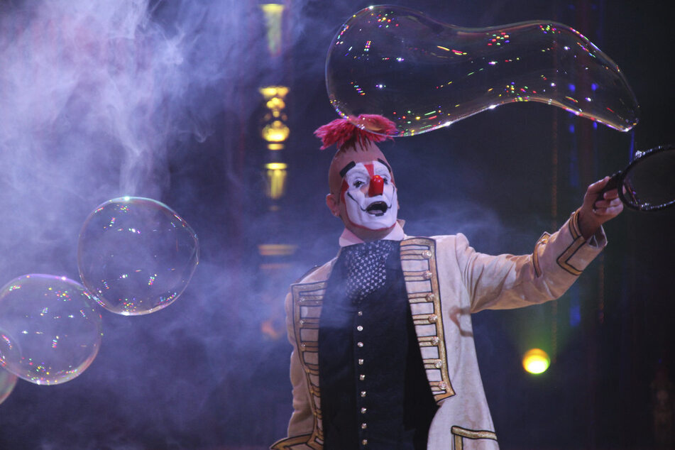 Nach Tieren kann man im Circus Roncalli lange suchen. Nach Clowns nicht.