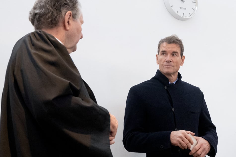 Der ehemalige Nationalkeeper Jens Lehmann (54, r.) berät sich vor dem Prozess mit seinem Anwalt Christoph Rückel.