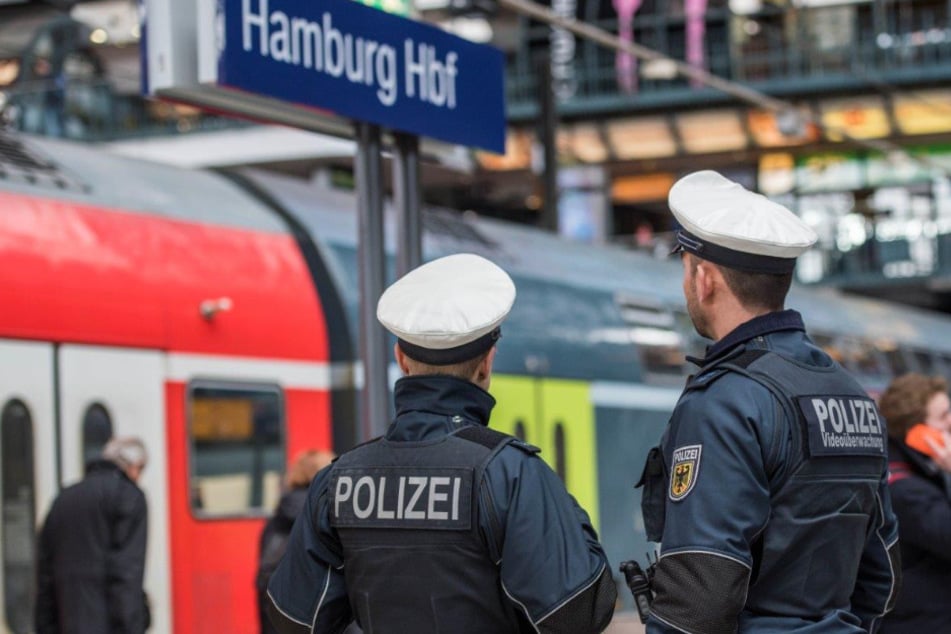 Beamte der Bundespolizei stehen am Hamburger Hauptbahnhof.