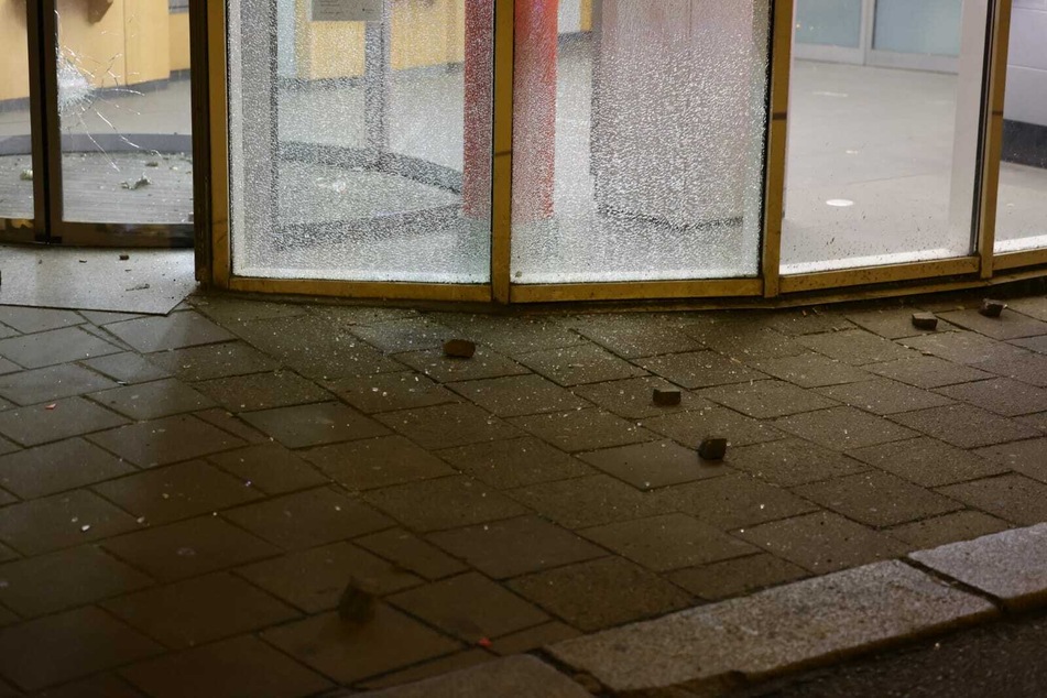 Die Täter warfen mit Steinen die Fensterscheiben der Sparkasse ein.