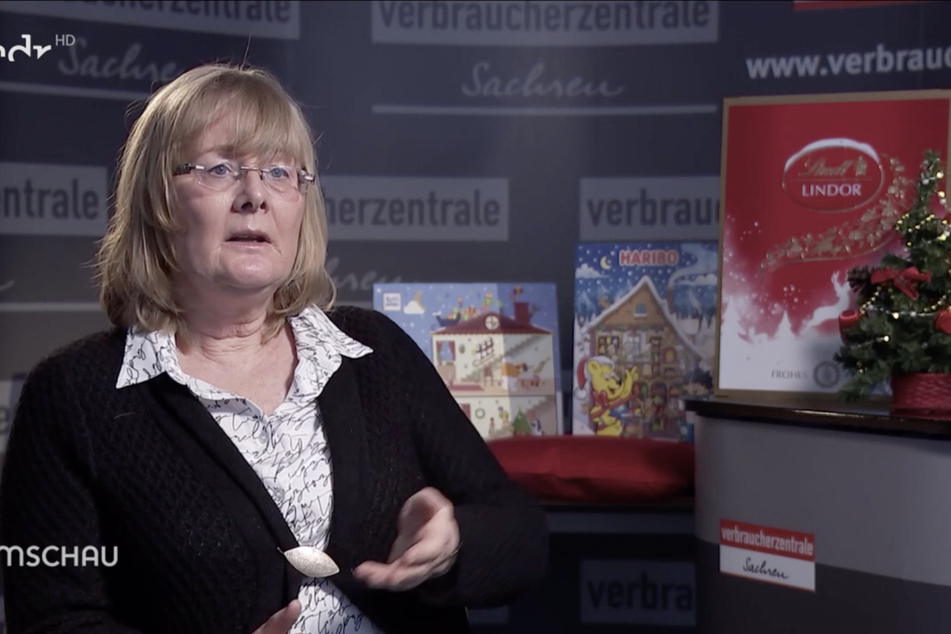 Dr. Birgit Brendel von der Verbraucherzentrale Sachsen kritisiert den Verpackungsmüll, den die Adventskalender verursachen.