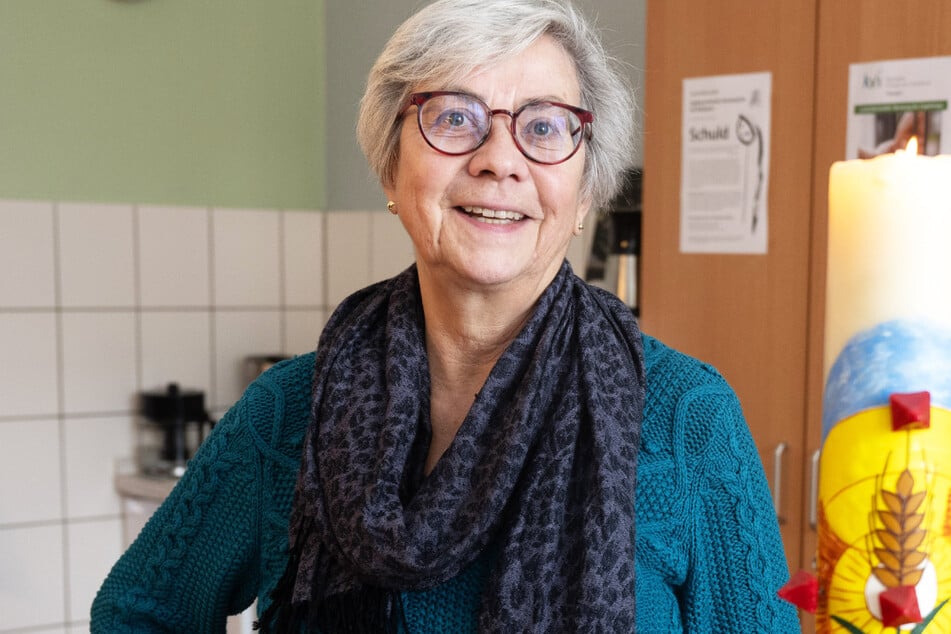Gefängnisseelsorgerin Barbara Zöller steht in ihrem Büro in der JVA Butzbach. Die Pastorin ist Mitorganisatorin eines Vater-Kind-Projektes in dem Gefängnis.