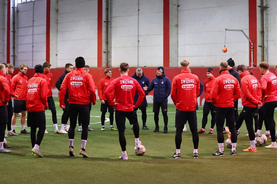 FSV-Coach Rico Schmitt begrüßte seine Truppe zur ersten Einheit des Jahres in der Kalthalle.