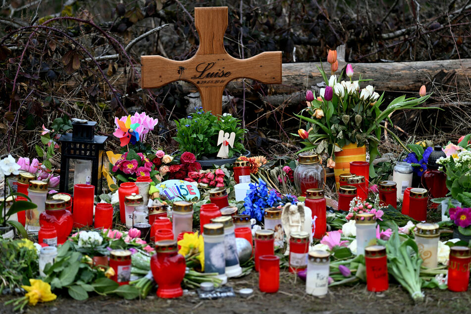 Am Fundort der getöteten Zwölfjährigen haben Trauernde zahlreiche Blumen und Kerzen niedergelegt.