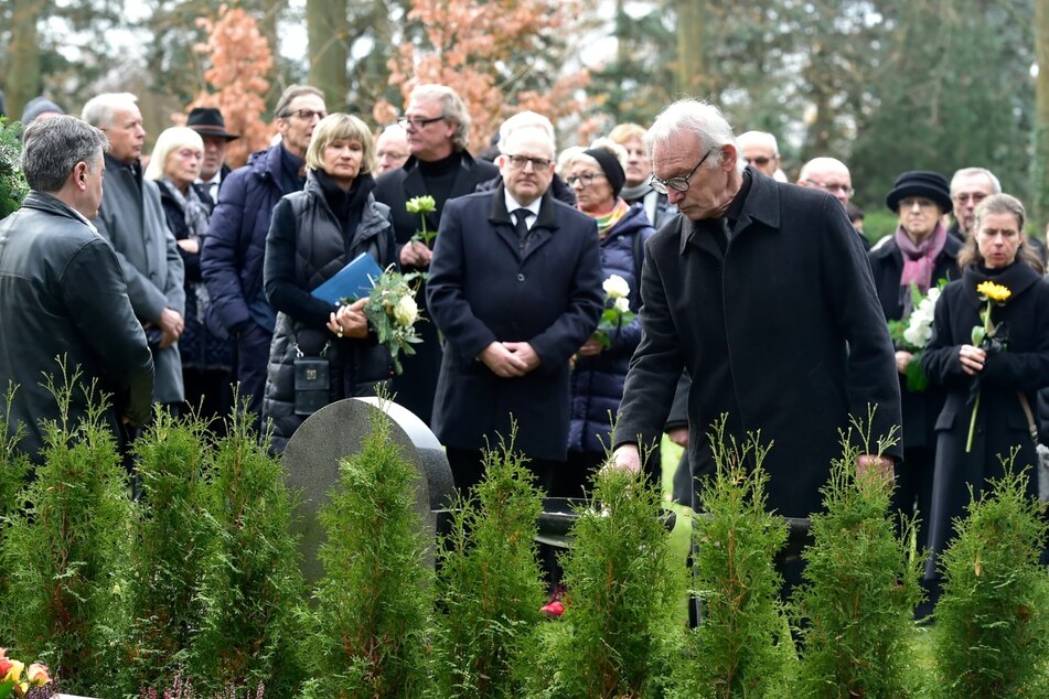 An der Beisetzung haben auch Ex-Oberbürgermeisterin Barbara Ludwig (61, SPD) und der aktuelle Chemnitzer OB Sven Schulze (52, SPD) teilgenommen.