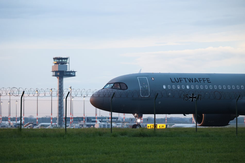 Ein Airbus A321 der Luftwaffe landet mit aus dem Sudan evakuierten Bundesbürgern auf dem Flughafen BER.